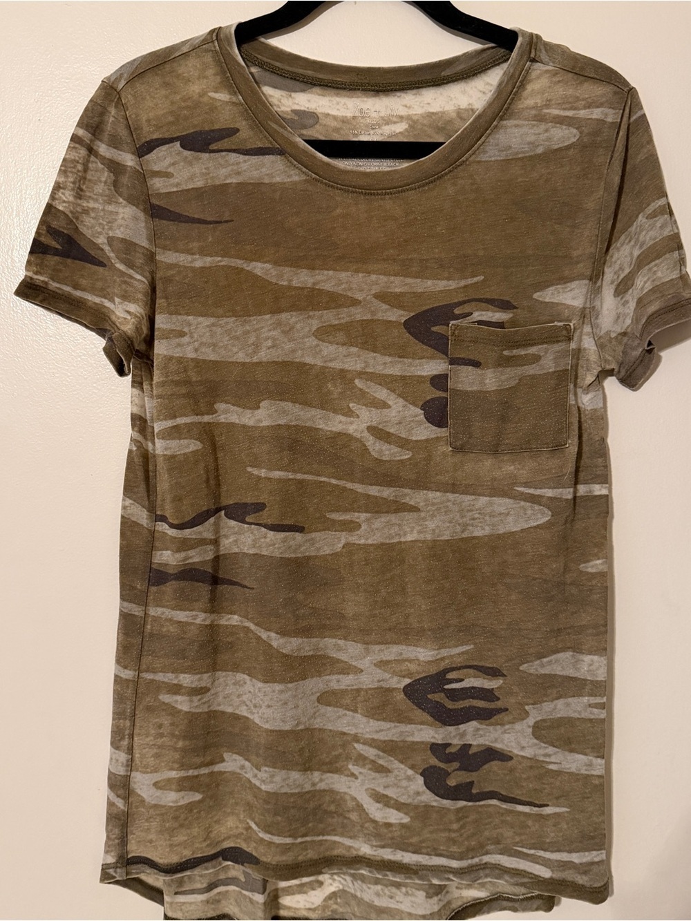 Zoe + Liv tee camouflage pattern with a chest pocket M
